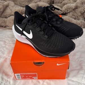 Nike Women’s Air Zoom Pegasus Black and White Athletic Shoes size 7.5